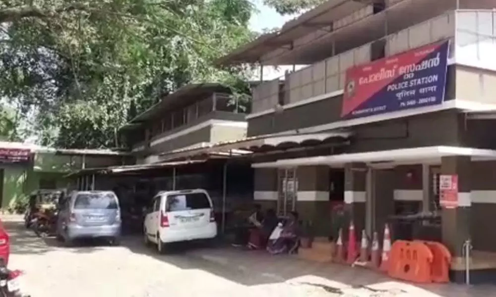 ചേച്ചിയുടെ വിവാഹത്തിന് വന്ന ബന്ധുവിനൊപ്പം അനുജത്തി ഒളിച്ചോടി