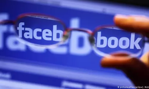 ഫേസ്ബുക്കില് ലൈക്കും ഷെയറും കമന്റും കൂടുതല് വ്യാജ വാര്ത്തകള്ക്ക്, പഠനം ഫേസ്ബുക്കില് ലൈക്കും ഷെയറും കമന്റും കൂടുതല് വ്യാജ വാര്ത്തകള്ക്ക്, പഠനം