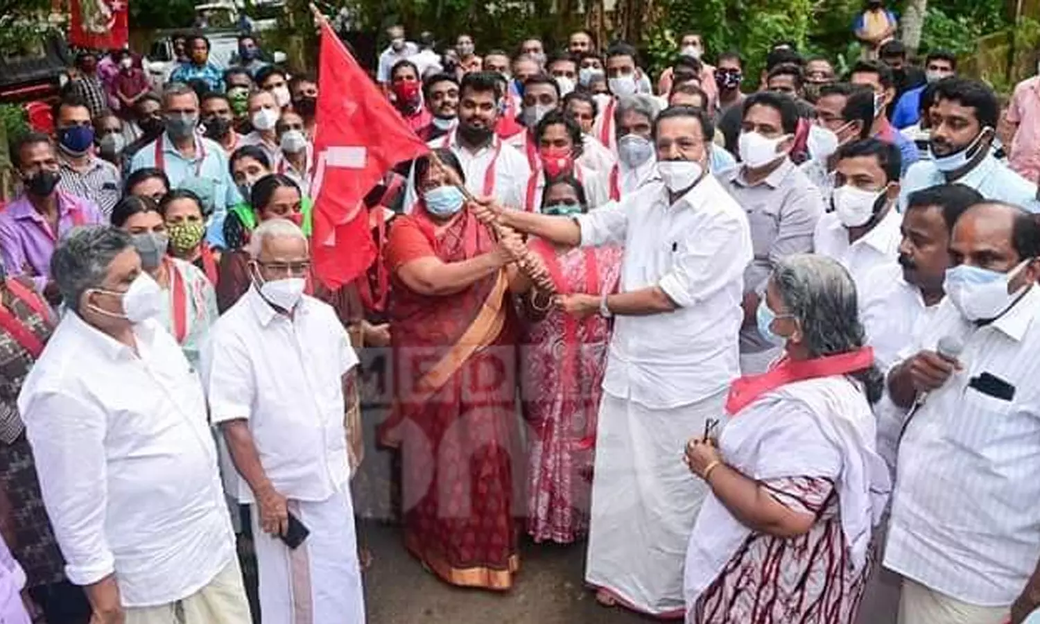 ലോക്ഡൗൺ മാനദണ്ഡങ്ങൾക്ക് പുല്ലുവില; നിർദേശങ്ങൾ ലംഘിച്ച് സിപിഎമ്മിന്റെ പൊതുയോഗം ലോക്ഡൗൺ മാനദണ്ഡങ്ങൾക്ക് പുല്ലുവില; നിർദേശങ്ങൾ ലംഘിച്ച് സിപിഎമ്മിന്റെ പൊതുയോഗം