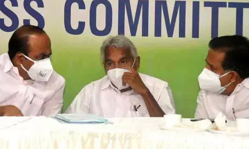 വി ഡി സതീശന് ഉമ്മന്ചാണ്ടിയെയും ചെന്നിത്തലയെയും കണ്ടിട്ടും സമവായമായില്ല; കോണ്ഗ്രസില് കലഹം തുടരുന്നു വി ഡി സതീശന് ഉമ്മന്ചാണ്ടിയെയും ചെന്നിത്തലയെയും കണ്ടിട്ടും സമവായമായില്ല; കോണ്ഗ്രസില് കലഹം തുടരുന്നു