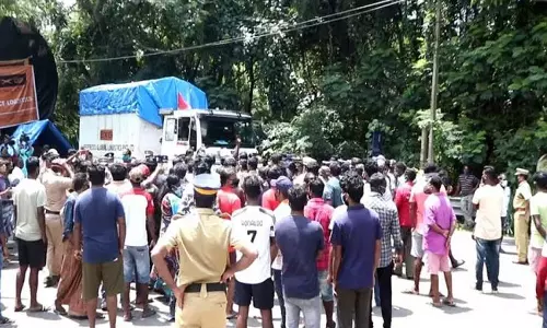 നോക്കുകൂലി ചോദിച്ച് വാഹനം തടഞ്ഞത് ഞങ്ങളല്ല; വിശദീകരണവുമായി സിഐടിയു നോക്കുകൂലി ചോദിച്ച് വാഹനം തടഞ്ഞത് ഞങ്ങളല്ല; വിശദീകരണവുമായി സിഐടിയു