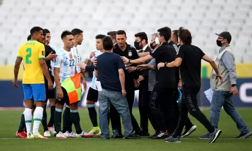 പൊലീസെത്തിയത് ഏഴാം മിനുറ്റിൽ, ഉന്തും തള്ളും: സാവോപോളയിൽ നാടകീയ രംഗങ്ങൾ