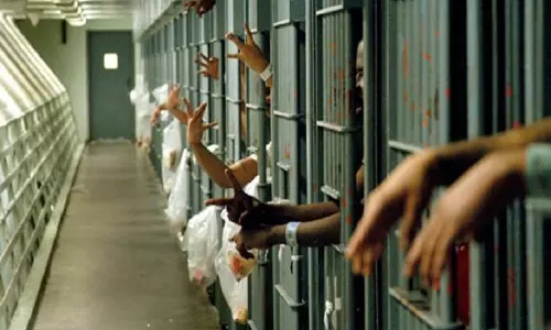 സംസ്ഥാനത്തെ തടവുകാർക്ക് അനുവദിച്ചിരുന്ന പ്രത്യേക അവധി നീട്ടി സംസ്ഥാനത്തെ തടവുകാർക്ക് അനുവദിച്ചിരുന്ന പ്രത്യേക അവധി നീട്ടി