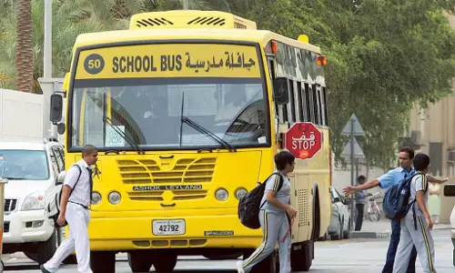 സ്കൂൾ ബസുകളെ മറികടക്കുമ്പോൾ ശ്രദ്ധിക്കുക! വൻ തുക പിഴയടക്കേണ്ടി വരും സ്കൂൾ ബസുകളെ മറികടക്കുമ്പോൾ ശ്രദ്ധിക്കുക! വൻ തുക പിഴയടക്കേണ്ടി വരും