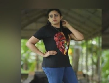 പള്ളിയോടത്തില്‍ കയറി ഫോട്ടോയെടുത്ത യുവതിക്കെതിരെ കേസ്
