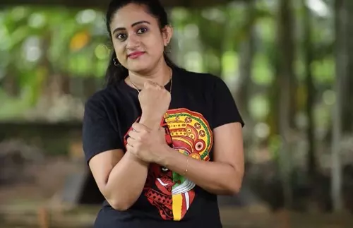 പള്ളിയോടത്തില്‍ സ്ത്രീകള്‍ കയറാന്‍ പാടില്ലെന്ന് അറിയില്ല; ഫോട്ടോയുടെ പേരില്‍ നിരവധി ഭീഷണി കോളുകള്‍ വന്നതായി നിമിഷ