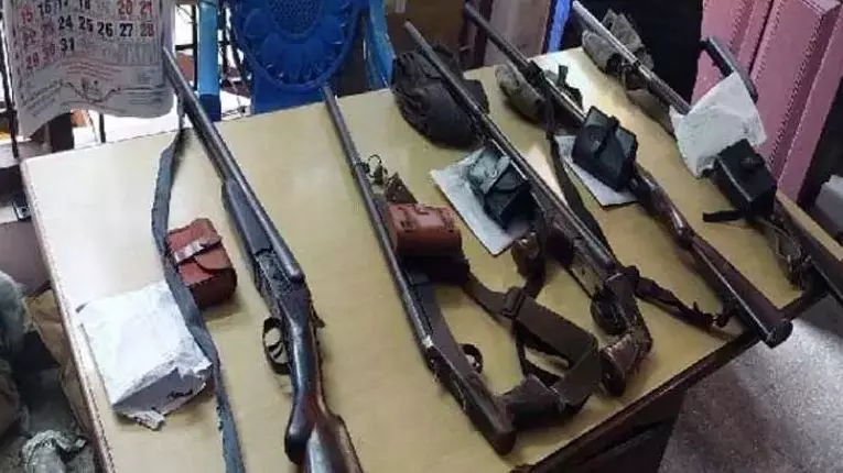 കളമശ്ശേരി തോക്ക് കേസ്; സ്വകാര്യ സെക്യൂരിറ്റി സ്ഥാപനത്തിലെ 19 ജീവനക്കാർ അറസ്റ്റിൽ കളമശ്ശേരി തോക്ക് കേസ്; സ്വകാര്യ സെക്യൂരിറ്റി സ്ഥാപനത്തിലെ 19 ജീവനക്കാർ അറസ്റ്റിൽ