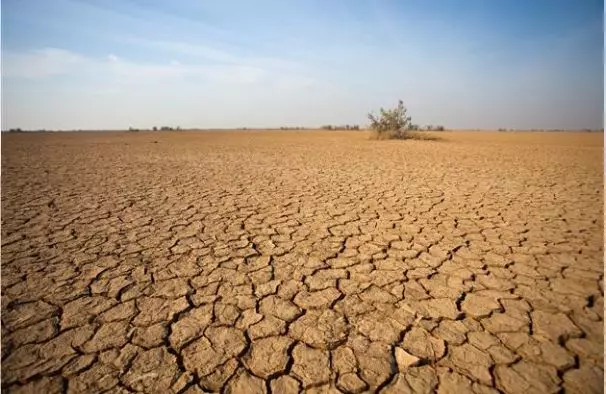 മഴദൈവങ്ങള് കനിയാന് പെണ്കുട്ടികളെ നഗ്നരാക്കി നടത്തി ഗ്രാമവാസികള് മഴദൈവങ്ങള് കനിയാന് പെണ്കുട്ടികളെ നഗ്നരാക്കി നടത്തി ഗ്രാമവാസികള്