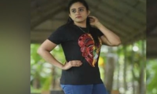 പള്ളിയോടത്തില്‍ കയറി ഫോട്ടോയെടുത്ത യുവതിക്കെതിരെ കേസ്