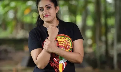 പള്ളിയോടത്തില് സ്ത്രീകള് കയറാന് പാടില്ലെന്ന് അറിയില്ല; ഫോട്ടോയുടെ പേരില് നിരവധി ഭീഷണി കോളുകള് വന്നതായി നിമിഷ പള്ളിയോടത്തില് സ്ത്രീകള് കയറാന് പാടില്ലെന്ന് അറിയില്ല; ഫോട്ടോയുടെ പേരില് നിരവധി ഭീഷണി കോളുകള് വന്നതായി നിമിഷ