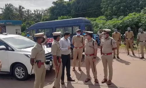 ഒക്ടോബര് വരെ കേരളത്തിലേക്കുള്ള യാത്ര ഒഴിവാക്കണമെന്ന് കര്ണാടക ഒക്ടോബര് വരെ കേരളത്തിലേക്കുള്ള യാത്ര ഒഴിവാക്കണമെന്ന് കര്ണാടക