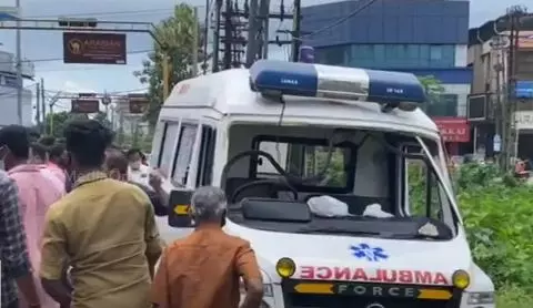 പത്തനംതിട്ടയില് കോവിഡ് രോഗികളുമായെത്തിയ ആംബുലൻസ് മറിഞ്ഞു; അഞ്ചുപേര്ക്ക് പരിക്ക് പത്തനംതിട്ടയില് കോവിഡ് രോഗികളുമായെത്തിയ ആംബുലൻസ് മറിഞ്ഞു; അഞ്ചുപേര്ക്ക് പരിക്ക്