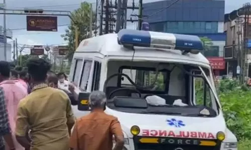 പത്തനംതിട്ടയില്‍ കോവിഡ് രോഗികളുമായെത്തിയ ആംബുലൻസ് മറിഞ്ഞു; അഞ്ചുപേര്‍ക്ക് പരിക്ക്