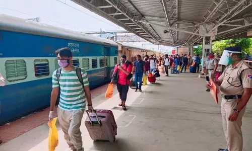 ട്രെയിനുകൾ വൈകി ഓടിയാൽ ഇന്ത്യൻ റെയിൽവേ യാത്രക്കാർക്ക് നഷ്ടപരിഹാരം നൽകണമെന്ന് സുപ്രീംകോടതി ട്രെയിനുകൾ വൈകി ഓടിയാൽ ഇന്ത്യൻ റെയിൽവേ യാത്രക്കാർക്ക് നഷ്ടപരിഹാരം നൽകണമെന്ന് സുപ്രീംകോടതി