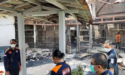 തടവുകാരെ കുത്തിനിറച്ച ഇന്തോനേഷ്യൻ ജയിലിൽ തീപിടിത്തം; 41 പേർ കൊല്ലപ്പെട്ടു തടവുകാരെ കുത്തിനിറച്ച ഇന്തോനേഷ്യൻ ജയിലിൽ തീപിടിത്തം; 41 പേർ കൊല്ലപ്പെട്ടു