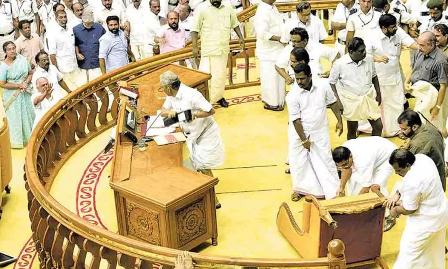 നിയമസഭ കയ്യാങ്കളി കേസിൽ കക്ഷി ചേരണമെന്ന രമേശ് ചെന്നിത്തലയുടെ ഹരജി കോടതി തള്ളി