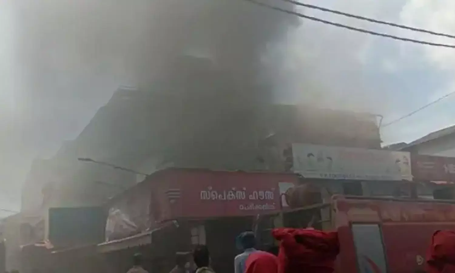 കോഴിക്കോട് മിഠായിത്തെരുവില്‍ വന്‍ തീപിടിത്തം