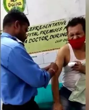 സര്‍ക്കാര്‍ ആശുപത്രിയില്‍ രോഗിക്ക് കുത്തിവെപ്പെടുത്തത് സെക്യൂരിറ്റി ജീവനക്കാരന്‍ ; വൈറലായി വീഡിയോ