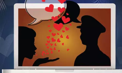 പൊലീസുകാരെ ഹണിട്രാപ്പില്‍ കുടുക്കിയ സംഭവത്തിൽ കേസെടുത്തു