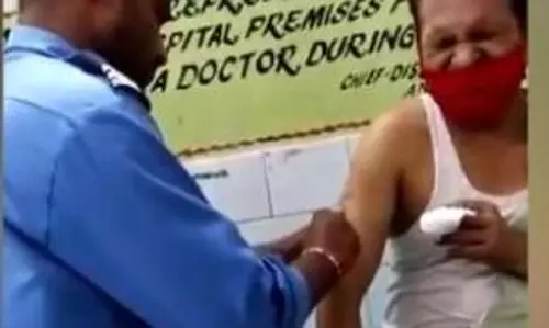 സര്‍ക്കാര്‍ ആശുപത്രിയില്‍ രോഗിക്ക് കുത്തിവെപ്പെടുത്തത് സെക്യൂരിറ്റി ജീവനക്കാരന്‍ ; വൈറലായി വീഡിയോ