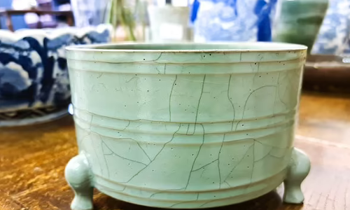 ആര്‍ക്കും വേണ്ടാതെ മൂലയില്‍ തള്ളിയ പാത്രം വിറ്റുപോയത് മൂന്നു കോടി രൂപക്ക്