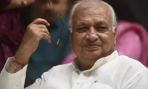 വിചാരധാര പഠിപ്പിക്കുന്നതിൽ തെറ്റില്ല, പഠിച്ച ശേഷം വിദ്യാര്‍ഥികള്‍ക്കിടയില്‍ സംവാദങ്ങൾ നടക്കട്ടെ വിവാദ സിലബസിനെ പിന്തുണച്ച് ഗവർണർ