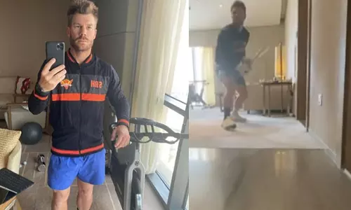 ഐ.പി.എല്ലിനായി ക്വാറന്റെയ്ൻ റൂമിൽ പരിശീലനം നടത്തി ഡേവിഡ് വാർണർ