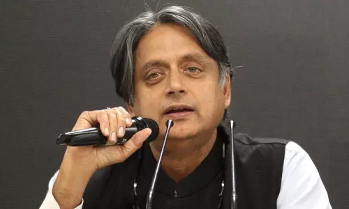 സവർക്കറിനെയും ഗോൾവാക്കറിനെയും വായിക്കാതെ എങ്ങനെ അവരുടെ ആശയങ്ങളെ എതിർക്കും?- കണ്ണൂർ സർവകലാശാലയുടെ വിവാദ സിലബസിനെ പിന്തുണച്ച് ശശി തരൂർ