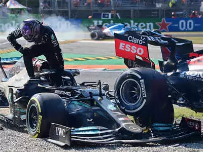 ഇറ്റാലിയന് ഗ്രാന്ഡ്പ്രി: ഹാമില്ട്ടന്റെയും വേര്സ്റ്റാപ്പന്റെയും കാറുകള് കൂട്ടിയിടിച്ചു ഇറ്റാലിയന് ഗ്രാന്ഡ്പ്രി: ഹാമില്ട്ടന്റെയും വേര്സ്റ്റാപ്പന്റെയും കാറുകള് കൂട്ടിയിടിച്ചു