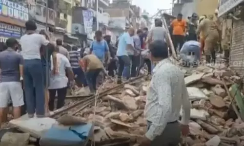 ഡല്‍ഹിയില്‍ നാലു നില കെട്ടിടം തകര്‍ന്ന് രണ്ടു കുട്ടികള്‍ മരിച്ചു