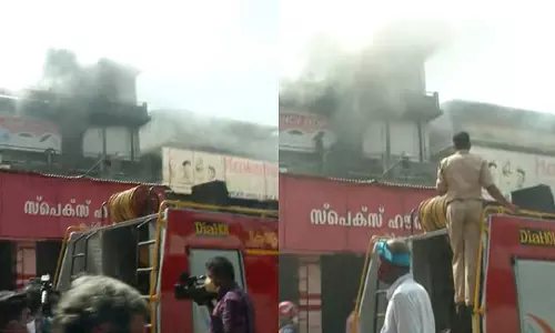 മിഠായിത്തെരുവിലെ തീപിടിത്തം; ഇടനാഴികളിലെ വ്യാപാരം അവസാനിപ്പിക്കണമെന്ന് അഗ്നിശമനസേന മിഠായിത്തെരുവിലെ തീപിടിത്തം; ഇടനാഴികളിലെ വ്യാപാരം അവസാനിപ്പിക്കണമെന്ന് അഗ്നിശമനസേന