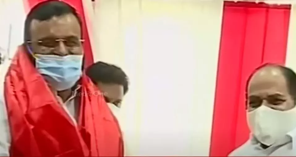 കെ.പി അനിൽകുമാർ എ.കെ.ജി സെന്ററിൽ: ഷാൾ അണിയിച്ച് കോടിയേരി