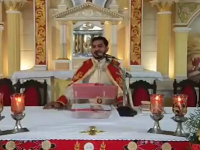 കളകളേയും അതിനു പിന്നിലെ കളികളെയും തിരിച്ചറിയുക: ഫാദര് ജെയിംസ് പനവേലില് കളകളേയും അതിനു പിന്നിലെ കളികളെയും തിരിച്ചറിയുക: ഫാദര് ജെയിംസ് പനവേലില്