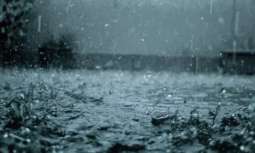 കനത്ത മഴ തുടരുന്നു; അപകട മേഖലകളിൽ നിന്ന് ജനങ്ങളെ മാറ്റാൻ നിർദേശം