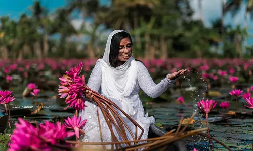 പൊള്ളിയാല് ഭാഗ്യം പോയി എന്നു പറഞ്ഞവര്ക്കു മുന്നില് ആത്മവിശ്വാസത്തോടെ ചിരിച്ച് ഷാഹിന; വൈറലായി ഫോട്ടോഷൂട്ട് പൊള്ളിയാല് ഭാഗ്യം പോയി എന്നു പറഞ്ഞവര്ക്കു മുന്നില് ആത്മവിശ്വാസത്തോടെ ചിരിച്ച് ഷാഹിന; വൈറലായി ഫോട്ടോഷൂട്ട്