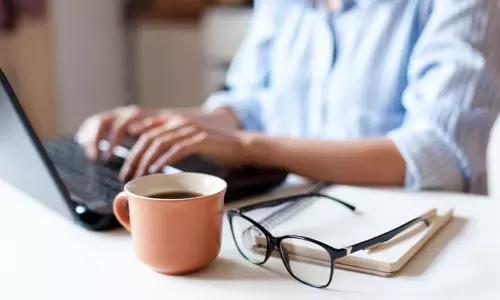 ഒരു ദിവസം 10 കാപ്പി, ഇടയ്ക്കിടെ ഭക്ഷണം; ഭര്ത്താവിന്റെ വര്ക്ക് ഫ്രം ഹോം അവസാനിപ്പിക്കണമെന്ന് ഭാര്യ ഒരു ദിവസം 10 കാപ്പി, ഇടയ്ക്കിടെ ഭക്ഷണം; ഭര്ത്താവിന്റെ വര്ക്ക് ഫ്രം ഹോം അവസാനിപ്പിക്കണമെന്ന് ഭാര്യ