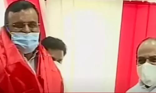 കെ.പി അനിൽകുമാർ എ.കെ.ജി സെന്ററിൽ: ഷാൾ അണിയിച്ച് കോടിയേരി