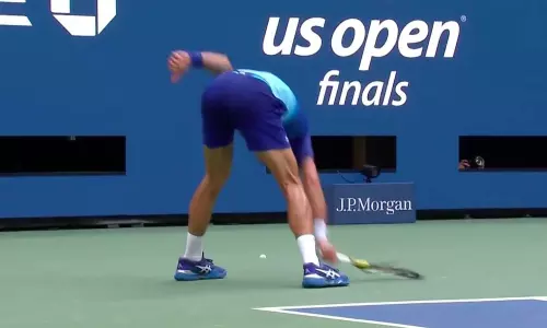 അങ്ങനെ ചൂടാകേണ്ട; റാക്കറ്റ് തല്ലിത്തകർത്ത ജോക്കോവിച്ചിന് ഏഴു ലക്ഷം രൂപ പിഴ