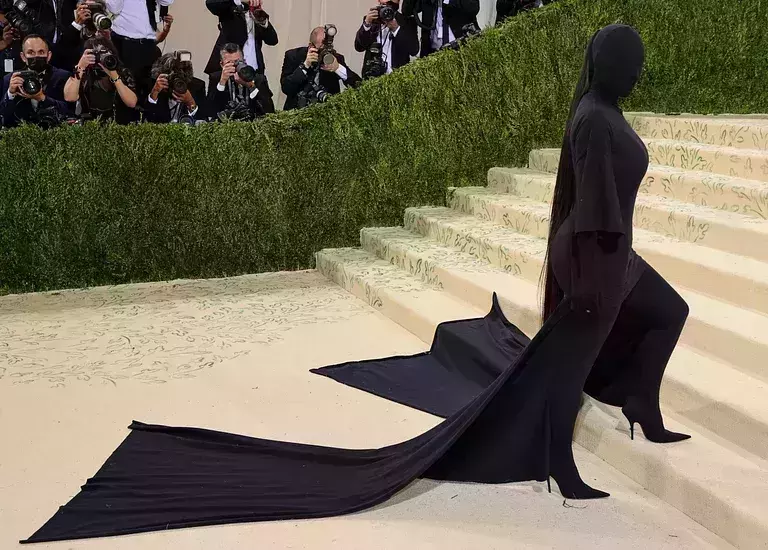 കറുത്ത വസ്ത്രം കൊണ്ട് ശരീരം മുഴുവൻ മറച്ച് കിം കർദാഷിയാൻ; ഇതെന്തു പറ്റിയെന്ന് ഫാഷൻ ലോകം