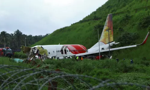 പൈലറ്റിന്റെ വീഴ്ച, അല്ലാതെയും പിഴവുകൾ - കോഴിക്കോട് വിമാനദുരന്തത്തിനു പിന്നിൽ സംഭവിച്ചത്