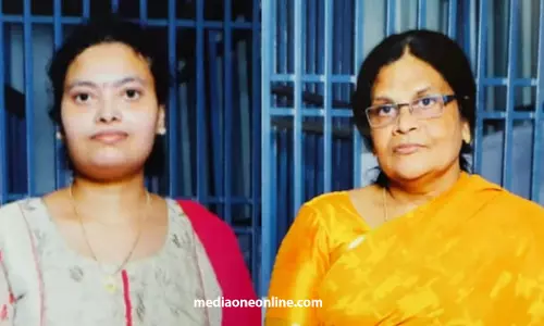 ആലുവയില്‍ ട്രെയിനിടിച്ച് അമ്മയും മകളും മരിച്ചു