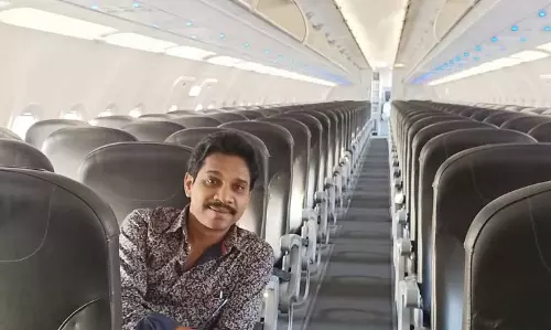 അല്ല മക്കളെ ഞാൻ മാത്രമേയുള്ളു യാത്രക്ക്? വൈറലായി മൂസാക്കായിയുടെ രാജകീയ വിമാന യാത്ര