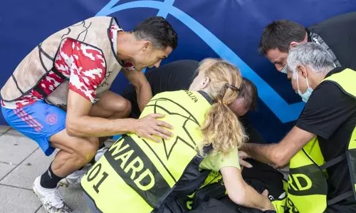 ഗ്രൗണ്ടില്‍ ബോധം കെട്ടുവീണ് സുരക്ഷാ ഉദ്യോഗസ്ഥന്‍; ഓടിയെത്തി ക്രിസ്റ്റ്യാനോ