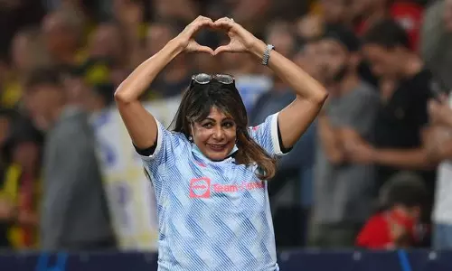 ഷോട്ട് കൊണ്ട് ബോധം കെട്ടുവീണ സുരക്ഷാ ഉദ്യോഗസ്ഥയ്ക്ക് ജേഴ്‌സി സമ്മാനിച്ച് ക്രിസ്റ്റ്യാനോ