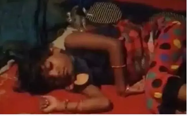 രണ്ട് മണിക്കൂര് നേരം ആറു വയസുകാരിയുടെ കഴുത്തില് ചുറ്റി മൂര്ഖന്; കടിയേറ്റിട്ടും ധൈര്യം കൈവിട്ടില്ല; അത്ഭുത രക്ഷപ്പെടല് രണ്ട് മണിക്കൂര് നേരം ആറു വയസുകാരിയുടെ കഴുത്തില് ചുറ്റി മൂര്ഖന്; കടിയേറ്റിട്ടും ധൈര്യം കൈവിട്ടില്ല; അത്ഭുത രക്ഷപ്പെടല്