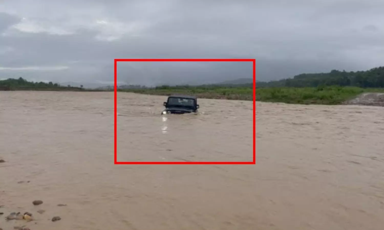 കുത്തിയൊഴുകുന്ന നദി മുറിച്ചു കടന്ന് ഥാർ; കരയിലും വെള്ളത്തിലും ഓടുന്ന വണ്ടി ഉണ്ടാക്കേണ്ടി വരുമോ എന്ന് ആനന്ദ് മഹിന്ദ്ര