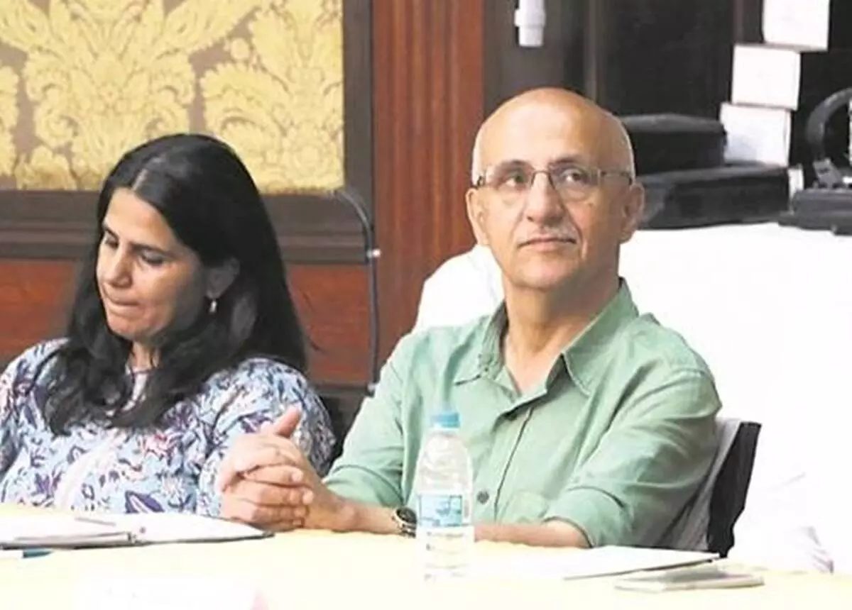 സാമൂഹിക പ്രവര്ത്തകന് ഹര്ഷ് മന്ദറിന്റെ ഓഫീസിലും വസതിയിലും ഇഡി റെയ്ഡ്, അപലപിച്ച് സാമൂഹ്യ പ്രവര്ത്തകര് സാമൂഹിക പ്രവര്ത്തകന് ഹര്ഷ് മന്ദറിന്റെ ഓഫീസിലും വസതിയിലും ഇഡി റെയ്ഡ്, അപലപിച്ച് സാമൂഹ്യ പ്രവര്ത്തകര്