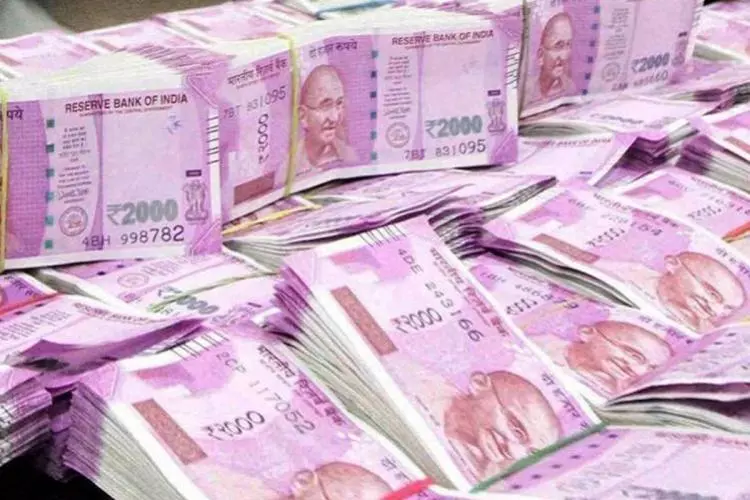 ഒറ്റ രാത്രിയിൽ വിദ്യാര്‍ത്ഥികളുടെ അക്കൗണ്ടിൽ 900 കോടി! കണ്ണുതള്ളി നാട്ടുകാര്‍!