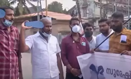 സുരേഷ് ഗോപിക്ക് ചെരുപ്പ് സല്യൂട്ടുമായി യൂത്ത് കോണ്‍ഗ്രസ്