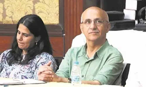 സാമൂഹിക പ്രവര്ത്തകന് ഹര്ഷ് മന്ദറിന്റെ ഓഫീസിലും വസതിയിലും ഇഡി റെയ്ഡ്, അപലപിച്ച് സാമൂഹ്യ പ്രവര്ത്തകര് സാമൂഹിക പ്രവര്ത്തകന് ഹര്ഷ് മന്ദറിന്റെ ഓഫീസിലും വസതിയിലും ഇഡി റെയ്ഡ്, അപലപിച്ച് സാമൂഹ്യ പ്രവര്ത്തകര്